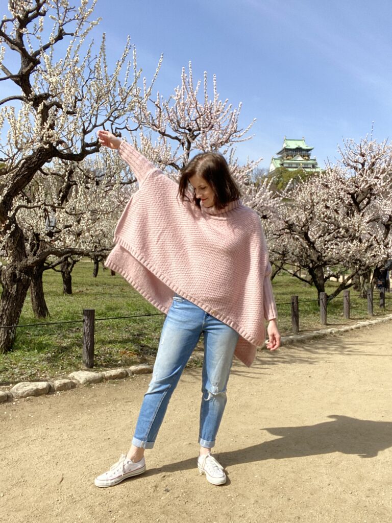 Kwitnące śliwy w parku Zamek Osaka